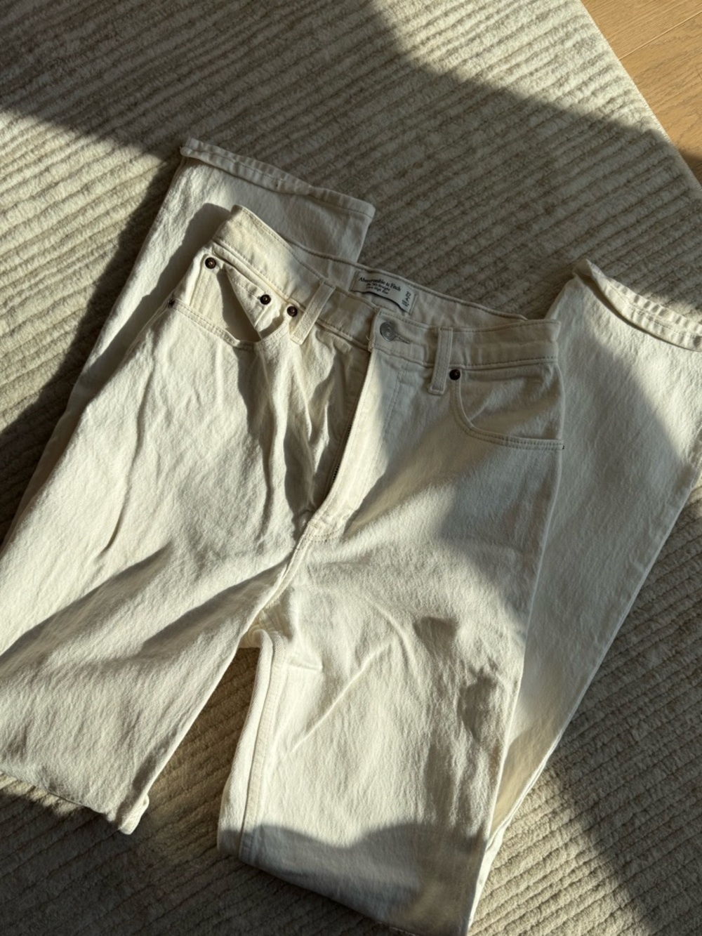 Abercrombie & Fitch Off-White High-Rise 90s Ultra Straight with Split Hem